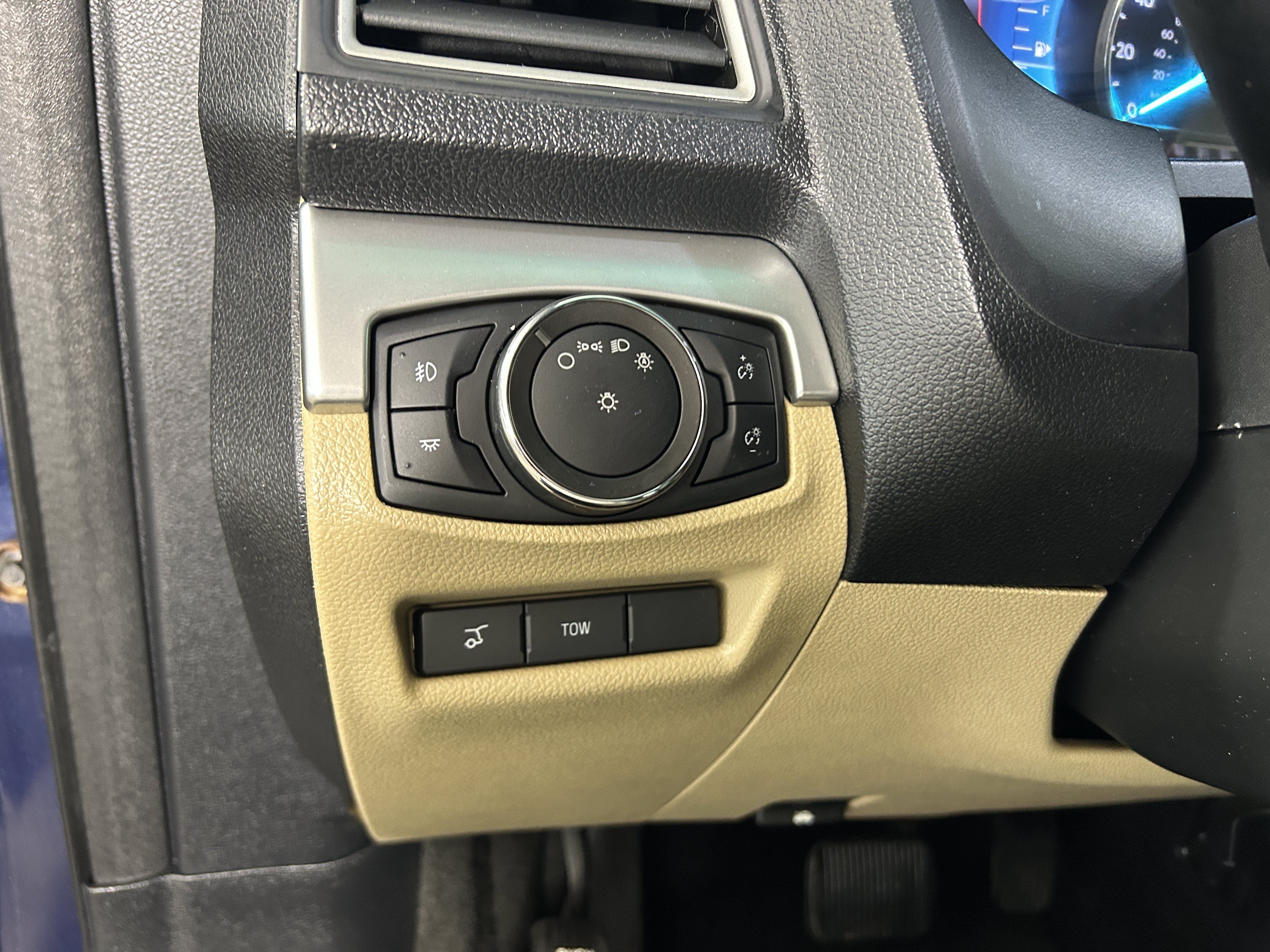 Used 2017 Ford Explorer XLT w/ Equipment Group 201A AWD/4WD image 19