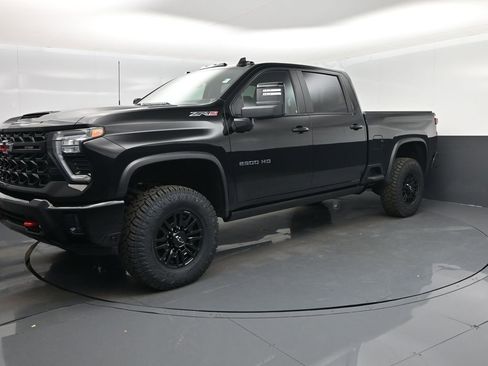 Used 2024 Chevrolet Silverado 2500 ZR2 w/ Technology Package image 9