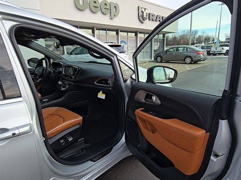 New 2026 Chrysler Pacifica Pinnacle image 17