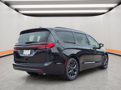 New 2026 Chrysler Pacifica Limited image 6