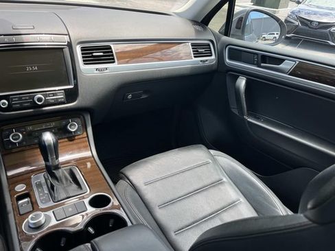 Used 2016 Volkswagen Touareg TDI AWD/4WD image 17
