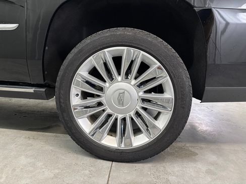 Used 2019 Cadillac Escalade ESV Platinum RWD image 27