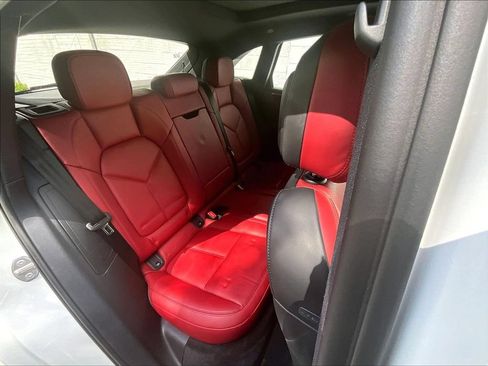 Certified 2024 Porsche Macan AWD/4WD image 21