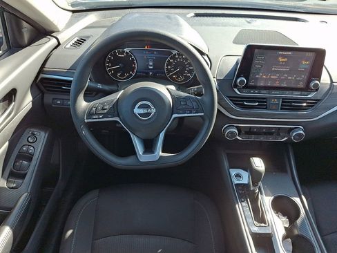 Used 2025 Nissan Altima 2.5 SV image 12