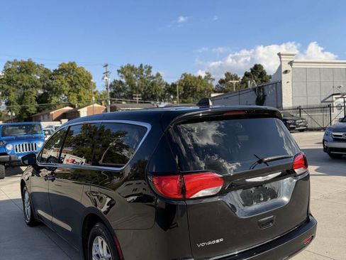 Used 2023 Chrysler Voyager LX image 8