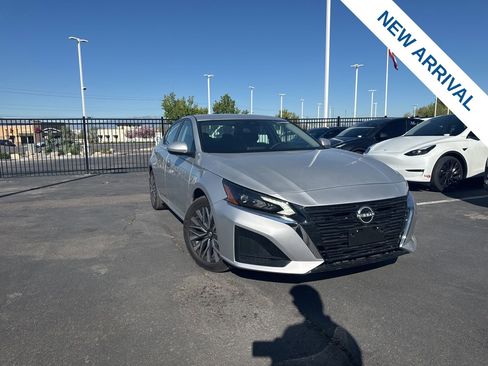 Used 2024 Nissan Altima 2.5 SV image 1