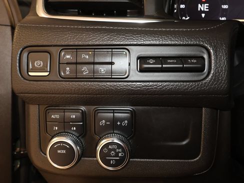Used 2022 GMC Yukon XL Denali AWD/4WD image 11