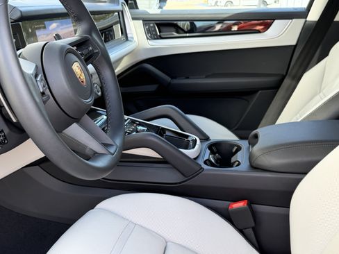 Certified 2024 Porsche Cayenne Coupe image 4