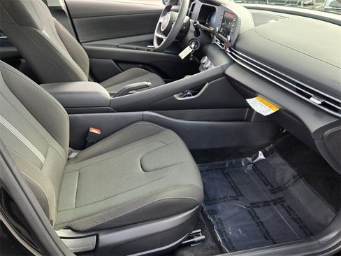 Certified 2025 Hyundai Elantra SE image 16