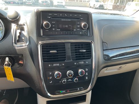 Used 2017 Dodge Grand Caravan SE w/ UConnect Hands-Free Group FWD image 15