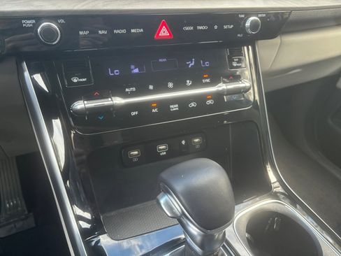 Used 2023 Kia Carnival SX image 27