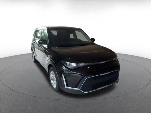Used 2025 Kia Soul LX w/ LX Technology Package FWD image 3