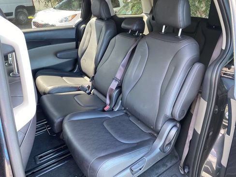 Used 2026 Kia Carnival FWD image 3