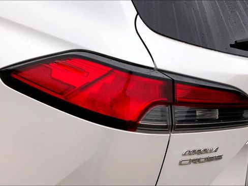 Used 2024 Toyota Corolla Cross XLE w/ Convenience Package FWD image 29