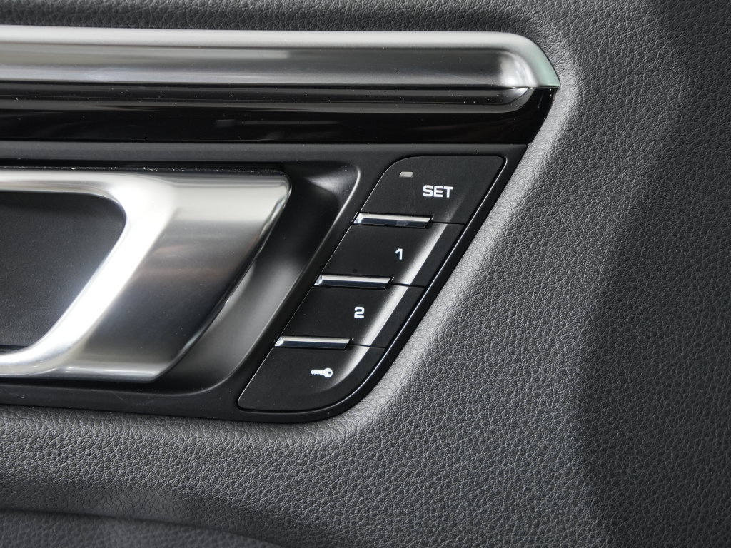 Certified 2023 Porsche Macan Turbo AWD/4WD image 18