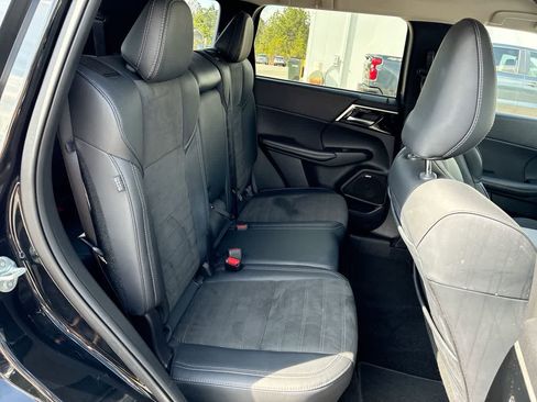 Used 2025 Mitsubishi Outlander SE image 33