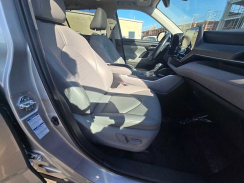 Used 2020 Toyota Highlander XLE image 11