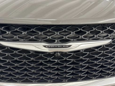 Used 2022 Chrysler Pacifica Touring-L FWD image 33