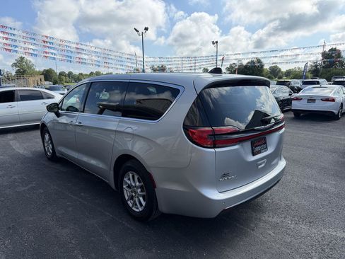 Used 2023 Chrysler Pacifica Touring-L FWD image 8