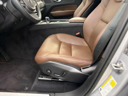Used 2023 Volvo XC60 B5 Plus FWD image 10