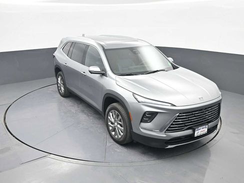 Used 2025 Buick Enclave Preferred w/ Power Package image 33