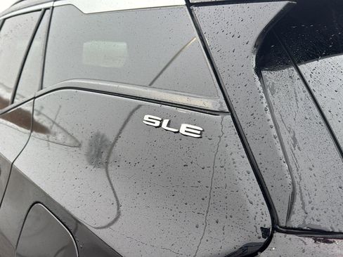 Used 2024 GMC Terrain SLE w/ Driver Convenience Package image 4