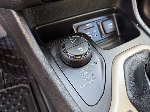 Used 2014 Jeep Cherokee Altitude w/ Cold Weather Group image 29