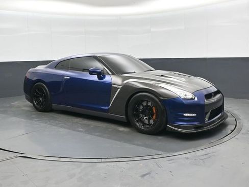 Used 2015 Nissan GT-R Black Edition image 1