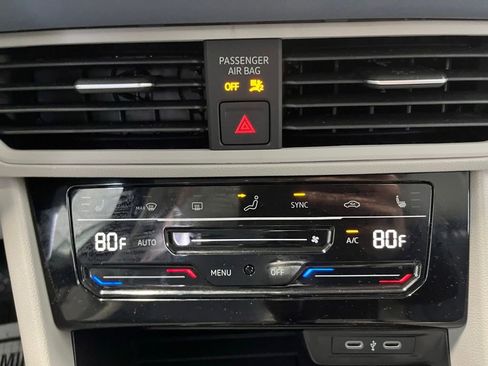 Certified 2025 Volkswagen Jetta SE image 16