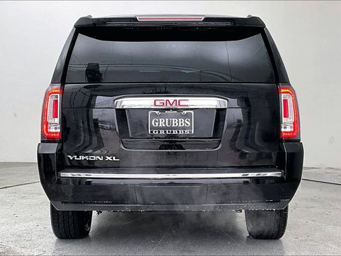 Used 2018 GMC Yukon XL Denali image 6