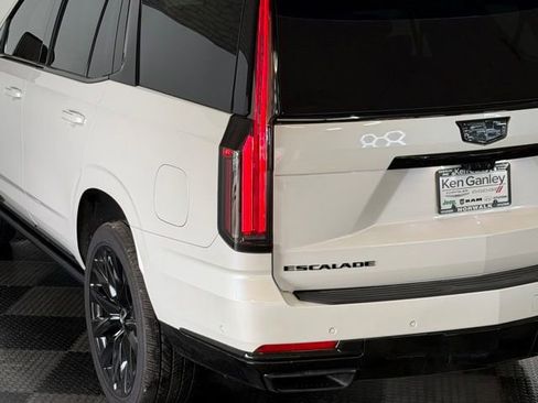 Used 2025 Cadillac Escalade Sport Platinum w/ LPO, Floor Liner Package AWD/4WD image 9
