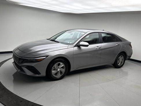Used 2025 Hyundai Elantra SE image 1