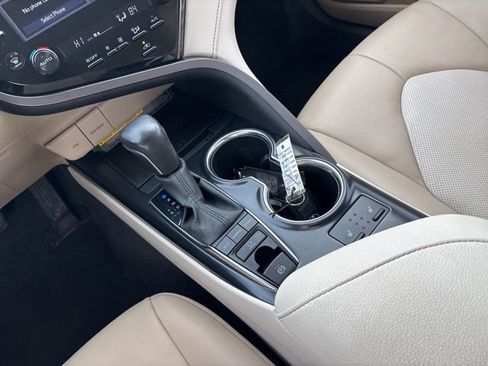 Used 2020 Toyota Camry XLE image 32