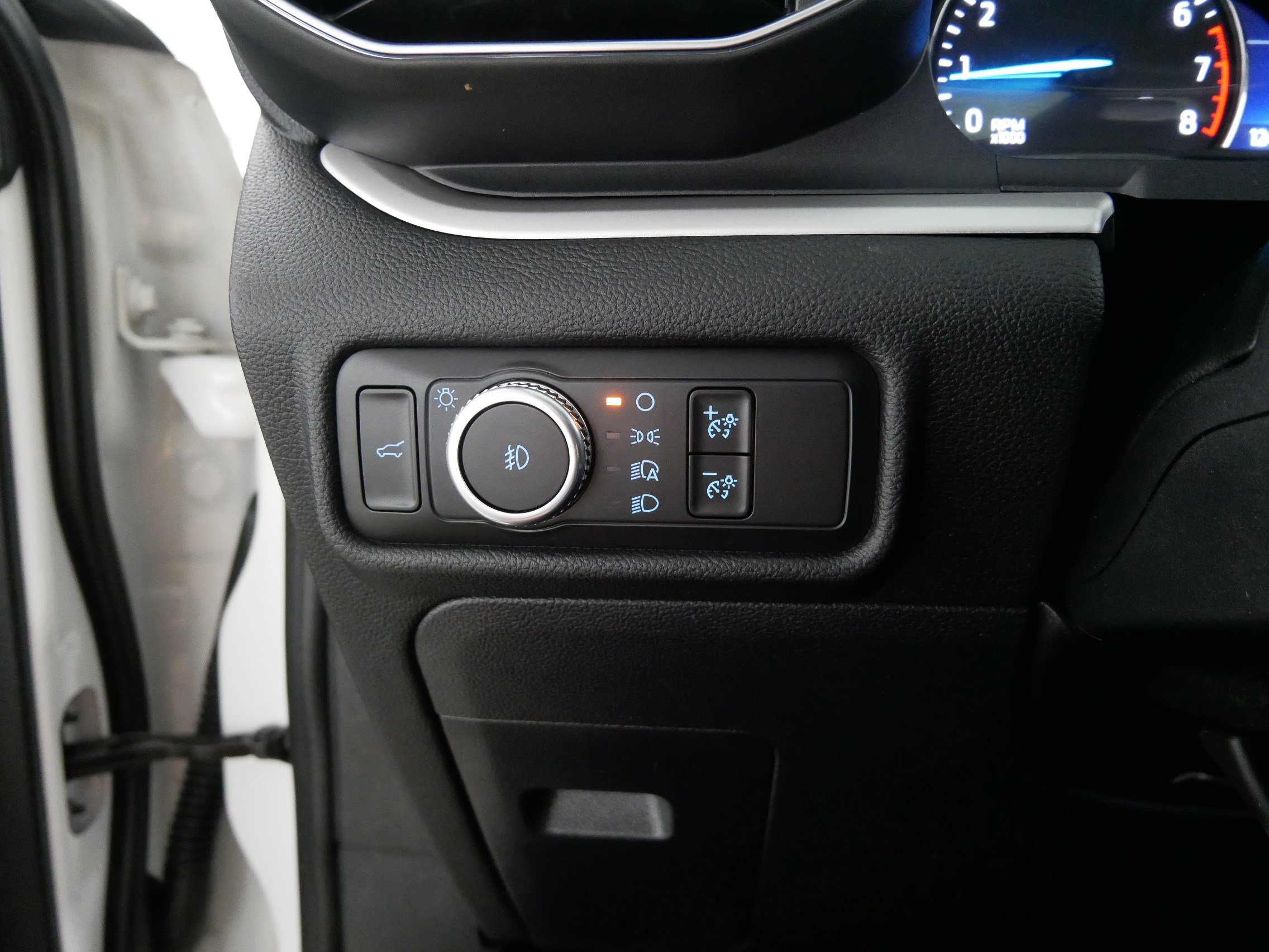 Used 2020 Ford Explorer XLT w/ Equipment Group 202A AWD/4WD image 26