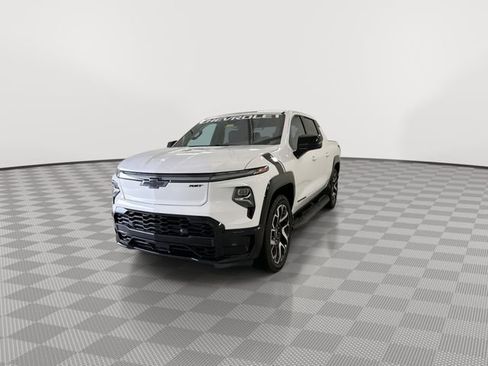 Certified 2025 Chevrolet Silverado EV RST AWD/4WD image 5