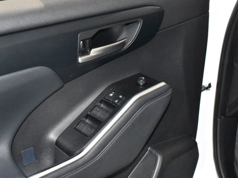 Used 2025 Toyota Highlander XLE FWD image 23