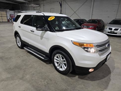 Used 2015 Ford Explorer XLT w/ Equipment Group 202A AWD/4WD image 17