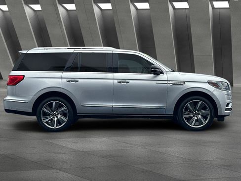 Used 2019 Lincoln Navigator Reserve image 3