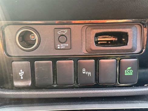 Used 2020 Mitsubishi Outlander FWD image 15