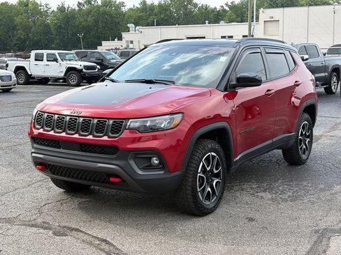 Used 2024 Jeep Compass Trailhawk w/ Trailhawk Convenience Group AWD/4WD image 3