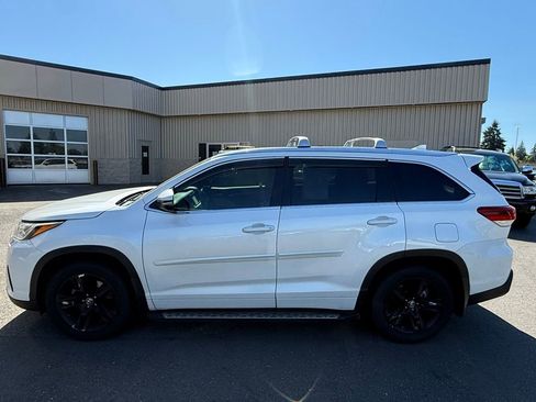 Used 2017 Toyota Highlander Limited Platinum AWD/4WD image 4
