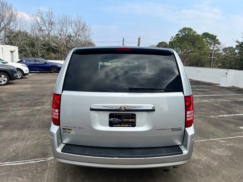 Used 2009 Chrysler Town & Country LX image 7