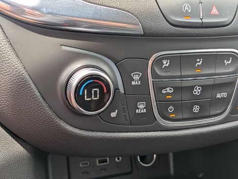 Used 2024 Chevrolet Equinox LT FWD image 32