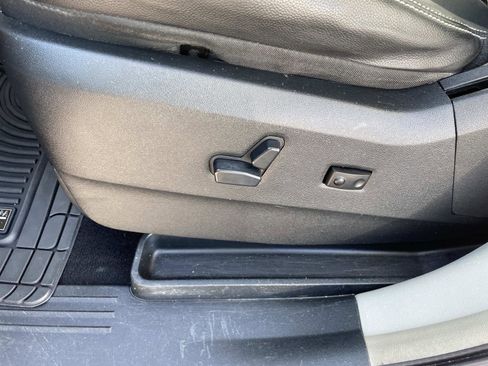 Used 2013 Chrysler Town & Country Touring image 15