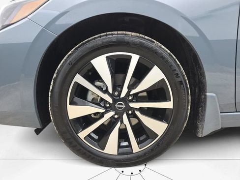 Used 2025 Nissan Sentra SV w/ SV Premium Package FWD image 31