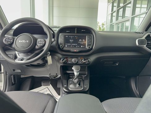 Used 2025 Kia Soul LX w/ LX Technology Package FWD image 27