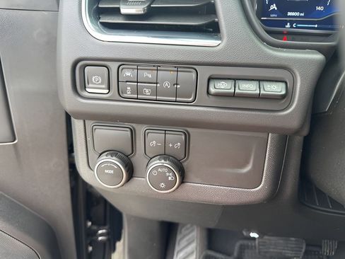 Used 2023 Chevrolet Suburban Premier image 29