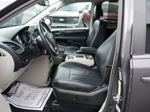 Used 2015 Chrysler Town & Country Touring image 2