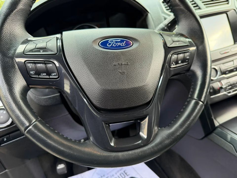 Used 2017 Ford Explorer XLT w/ Equipment Group 202A AWD/4WD image 27