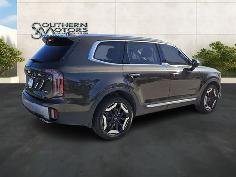 Used 2023 Kia Telluride EX w/ EX Captain's Chair Package image 5